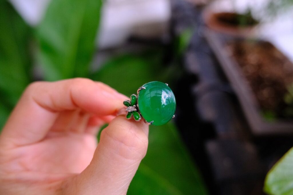 یشم سبز امپریالی؛ گردنبند هاتون - مدیوانی