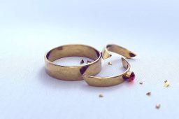طلای شکسته چیست؟ راهنمای کامل ریسک و مزیت خرید طلای شکسته
