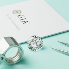 شناسنامه GIA چیست؟ راهنمای کامل گواهی اصالت و درجه‌بندی الماس